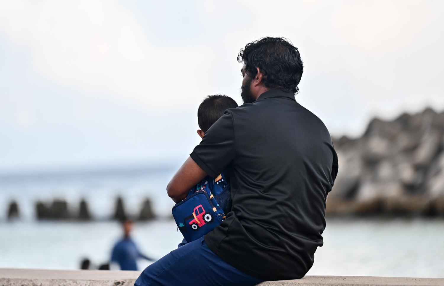 ބައްޕައަކު އޭނާގެ ދަރިފުޅު ގޮވައިގެން ވަގުތު ހޭދަކޮށްލަނީ. - ފޮޓޯ: ފަޔާޒު މޫސާ | މިހާރު