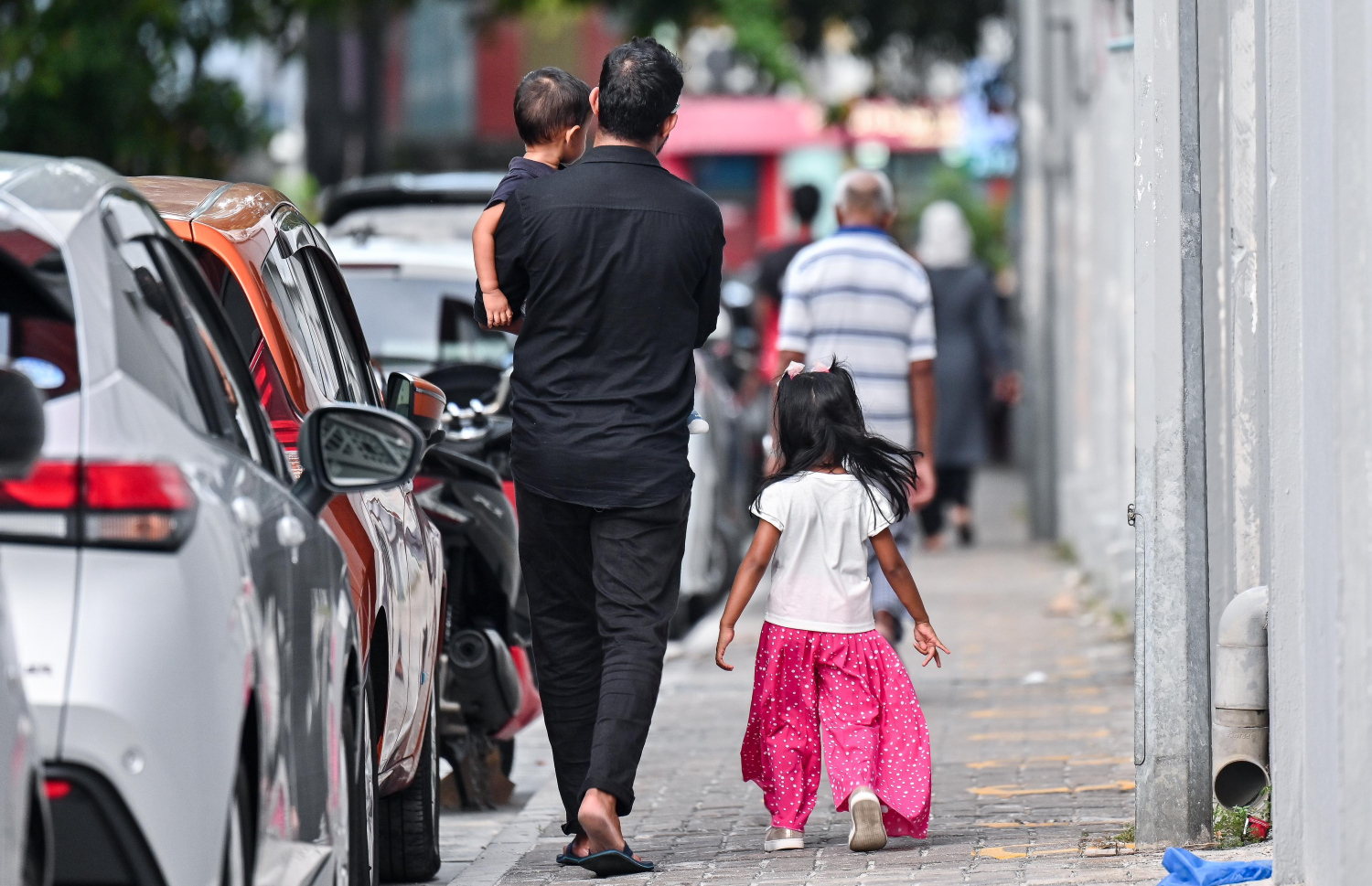 ބައްޕައަކު އޭނާގެ ދެ ދަރިން ގޮވައިގެން މާލޭގެ މަގެއްގައި މަތީ ހިނގާފައި ދަނީ: ދަރިންނާ ބައްދަލު ކުރަން ފުރުސަތު ނުލިބިގެން ކޯޓަށް ދާ މައްސަލަތައް ގިނަ - ފޮޓޯ: ފަޔާޒު މޫސާ | މިހާރު