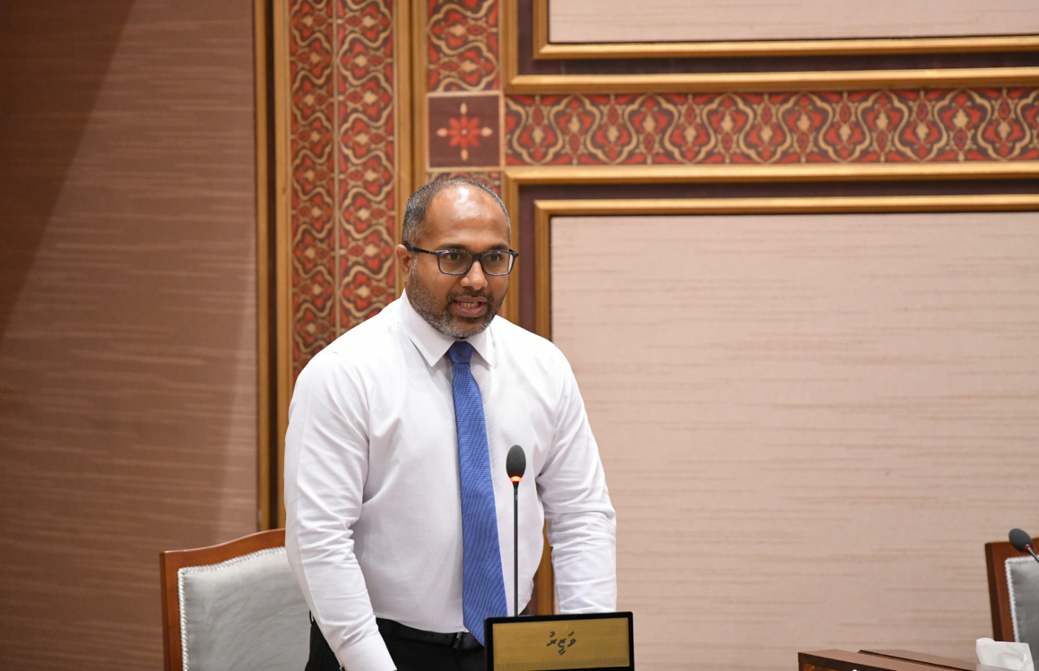 ރައްޔިތުންގެ މަޖިލީހުގެ މިއަދުގެ ޖަލްސާގައި މިނިސްޓަރު އިހުސާން -- ފޮޓޯ: މަޖިލިސް