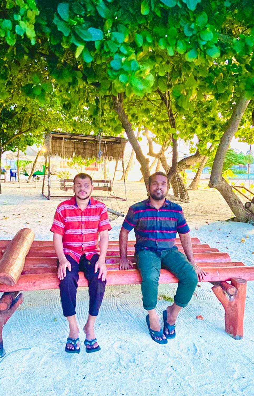 ޒިޔާއު، އޭނާގެ ރައްޓެއްސަކާ އެކު އާޓިފިޝަލް ބީޗުގައި އިށީގެންދެގެން.