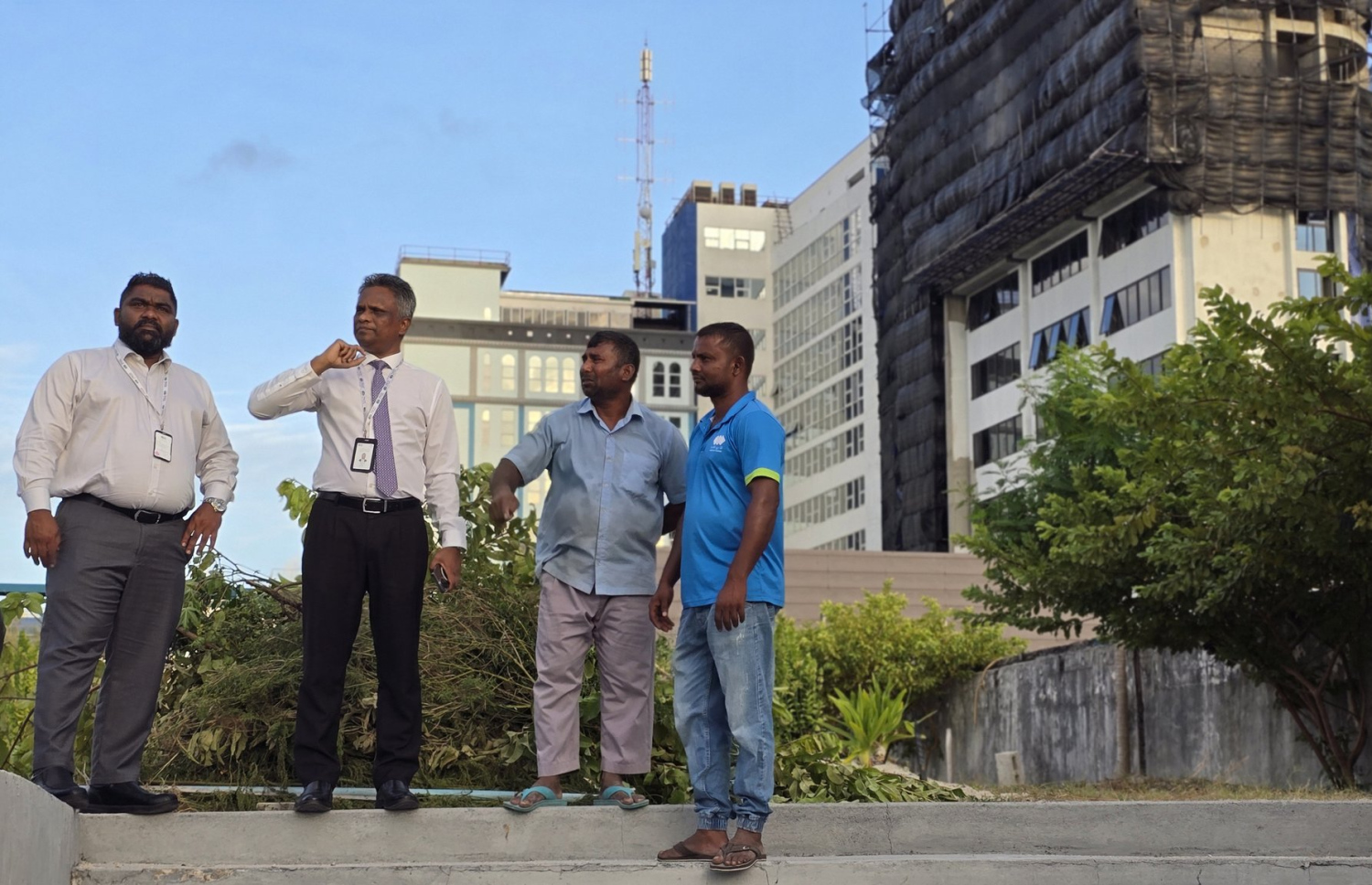 މާލޭ އާ ސަހަރާގެ ވަށައިފާރު ތަޅާލުމުގެ މަސައްކަތް މޭޔަރު އާދަމް އާޒިމް ބައްލަވާލައްވަނީ-- ފޮޓޯ: މާލޭ ސިޓީ ކައުންސިލް