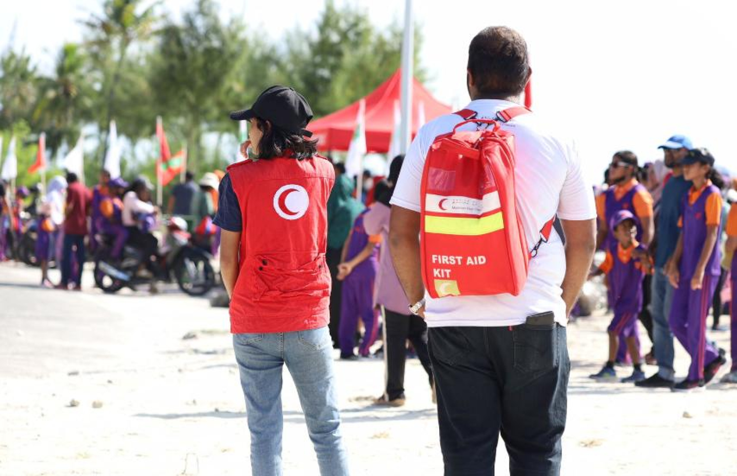 ސްކޫލު އިވެންޓެއްގައި ރެޑް ކްރެސެންޓު މީހުން ފަސްޓް އެއިޑް ކިޓް ހިފައިގެން.-- ފޮޓޯ: ރެޑް ކްރެސެންޓް