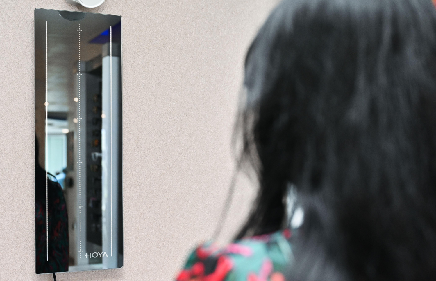 އައިކެއާ އޮޕްޓިކަލްސްގައި ބަހައްޓާފައި ހުރި "ވިޝުރިއަލް" ޑިވައިސް. -- ފޮޓޯ: ފަޔާޒް މޫސާ | މިހާރު