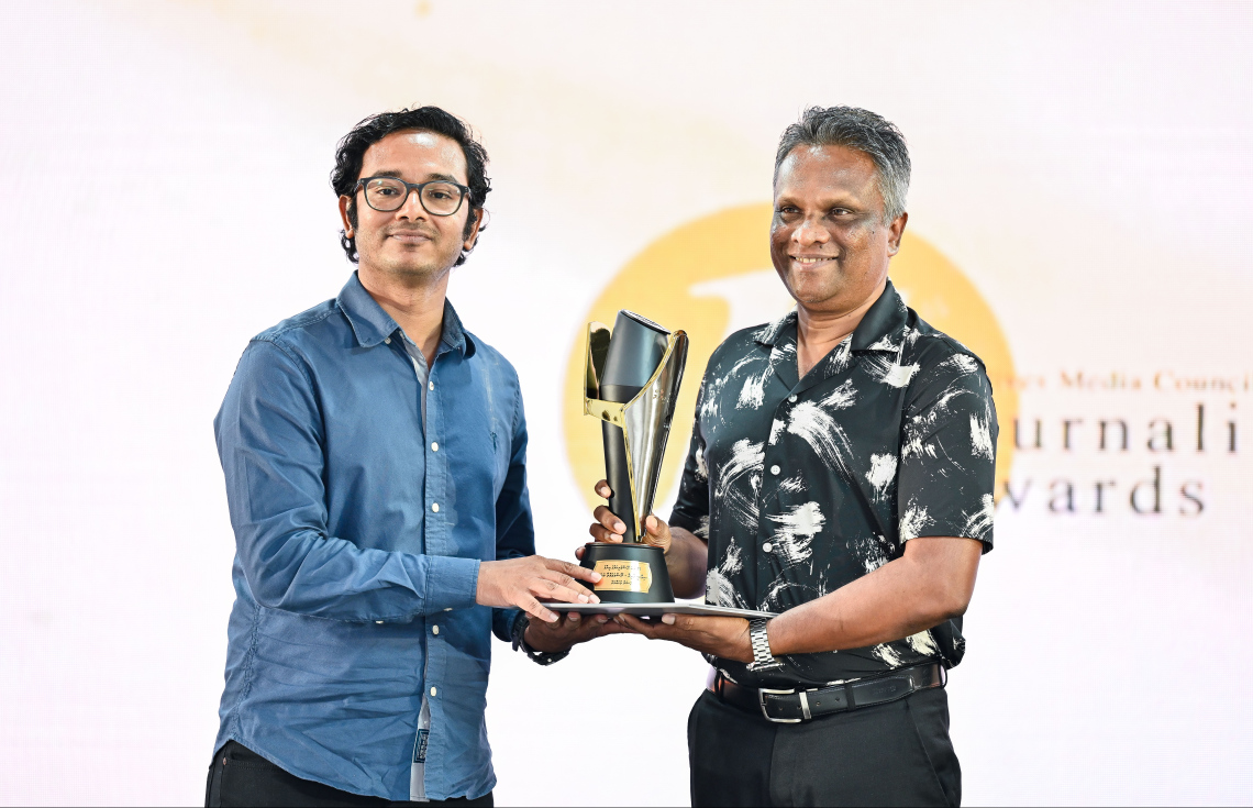 ނޫސްވެރިކަމުގެ އެވޯޑު ހަފުލާގައި ސިޔާސީ ދާއިރާ އިން އެވޯޑް ލިބުނު އަދަދު އޮންލައިންގެ ހަސަން މުހައްމަދު އެވޯޑާ ހަވާލުވަނީ.--- ފޮޓޯ: ފަޔާޒު މޫސާ | މިހާރު