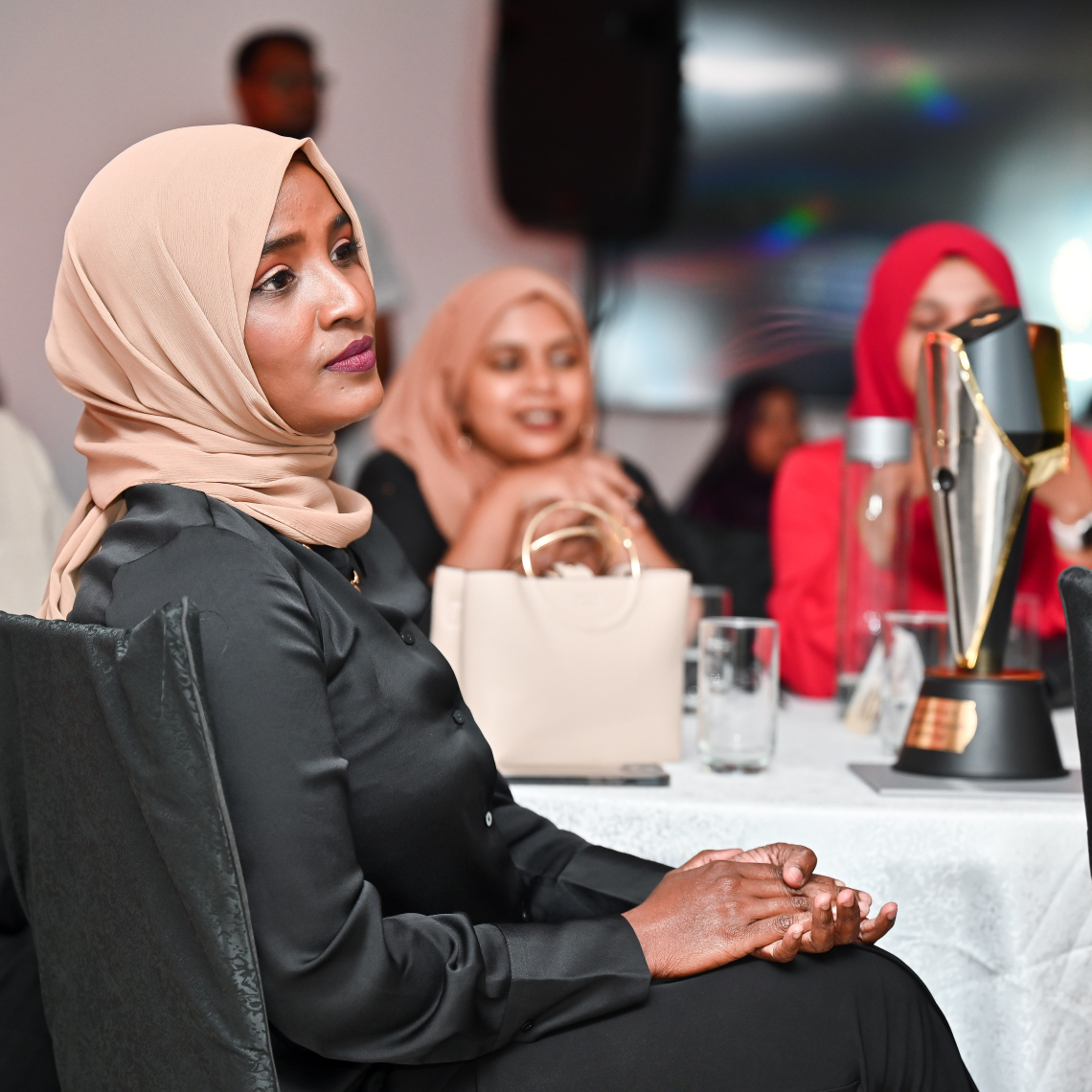 މިދިޔަ އަހަރުގެ އެންމެ މޮޅު ނޫސްވެރިޔާގެ މަގާމު ލިބުނު "މިހާރު" ނޫސްވެރިޔާ ފާތިމަތު ޝަނާ މުހައްމަދު ނޫސްވެރިކަމުގެ އެވޯޑު ހަފުލާގައި ބައިވެރިވަނީ: އިގުތިސާދީ ދާއިރާގައި މިދިޔަ އަހަރުގެ އެންމެ މޮޅު ނޫސްވެރިއަކީ ވެސް ޝަނާ.--- ފޮޓޯ: ފަޔާޒު މޫސާ | ،މިހާރު