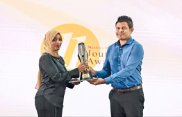 VP Hussain confers the Best Journalist of the Year Award to Fathimath Shana from Mihaaru News -- Photo: Nishan Ali