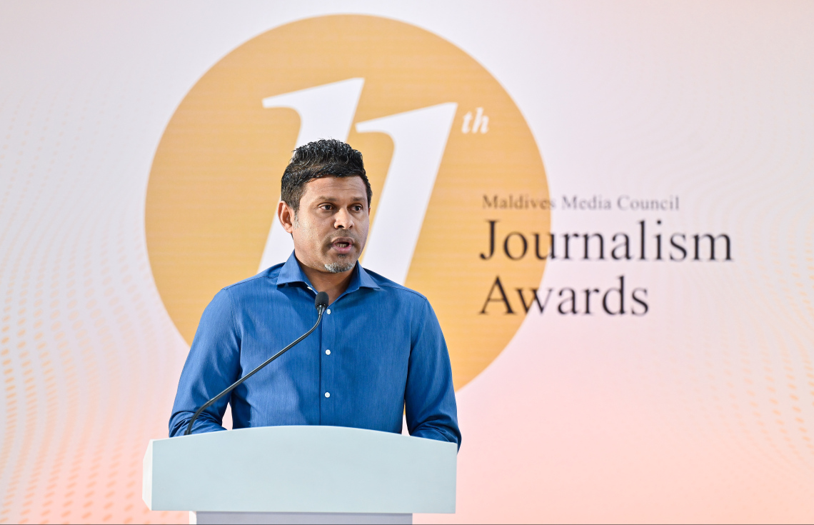 ނޫސްވެރިކަމުގެ އެވޯޑު ހަފުލާގައި ނައިބު ރައީސް ހުސައިން މުހައްމަދު ލަތީފް ވާހަކަފުޅު ދައްކަވަނީ.--- ފޮޓޯ: ނިޝާން އަލީ | މިިހާރު