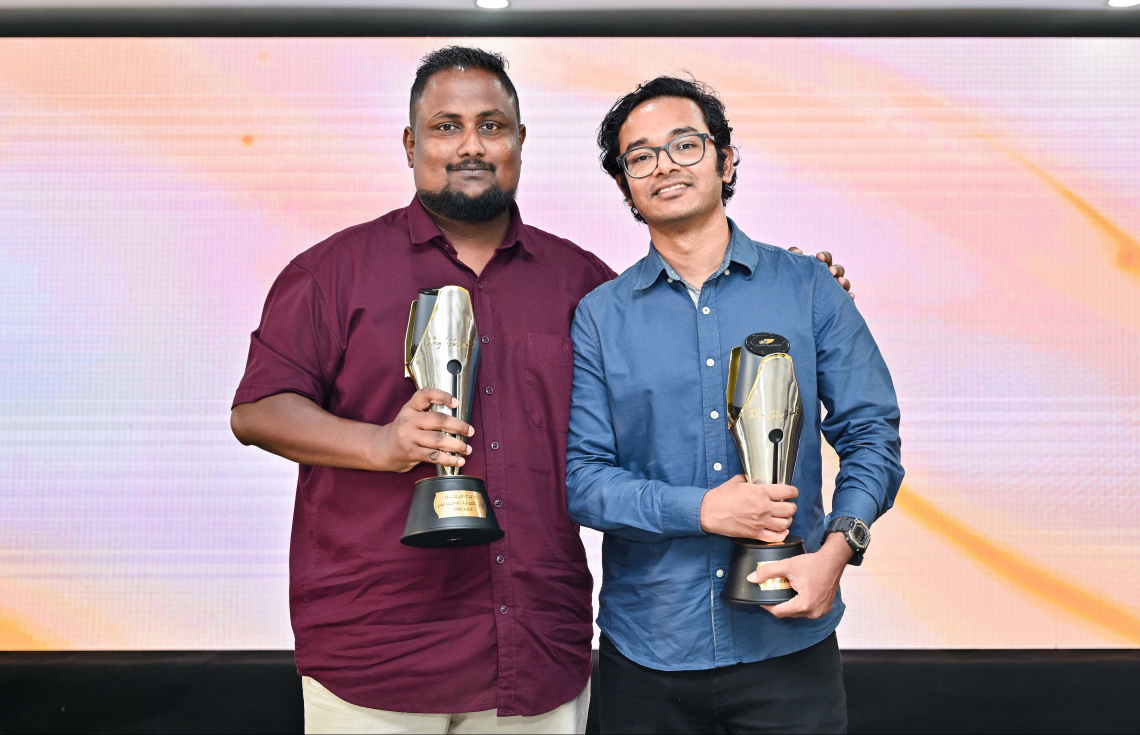 ސިޔާސީ ދާއިރާއިން އެވޯޑު ހާސިލް ކުރި "އަދަދު" އޮންލައިންގެ ހަސަން މުހައްމަދާއި ތާރީހާއި ސަގާފަތުގެ ދާއިރާއިން އެވޯޑު ހާސިލްކުރި "މިހާރު" އޮންލައިންގެ މުހައްމަދު ހަމްދޫން ފޮޓޯއަކަށް ހުއްޓިގެން.--- ފޮޓޯ: ފަޔާޒު މޫސާ | މިހާރު