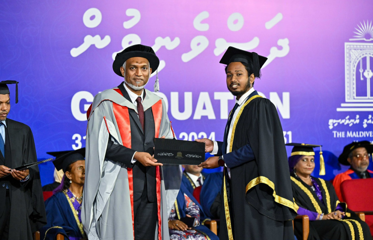 ޑޮކްޓަރުކަން ކިޔެވި ފުރަތަމަ ބެޗު ގްރެޖުއޭޓްވެއްޖެ