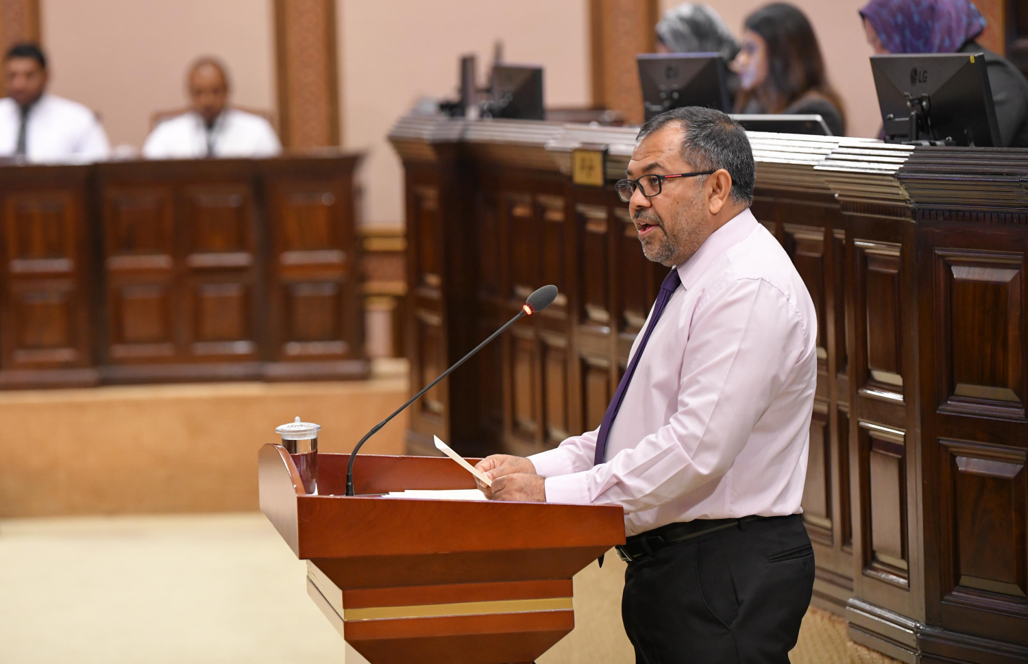 މަޖިލީހުގެ މިއަދުގެ ޖަލްސާގައި އަންނަ އަހަރަށް ލަފާކުރާ ބަޖެޓު ފިނޭންސް މިނިސްޓަރު ޒަމީރު ހުށަހަޅައި ދެއްވަނީ. --ފޮޓޯ: މަޖިލީހުގެ އިދާރާ