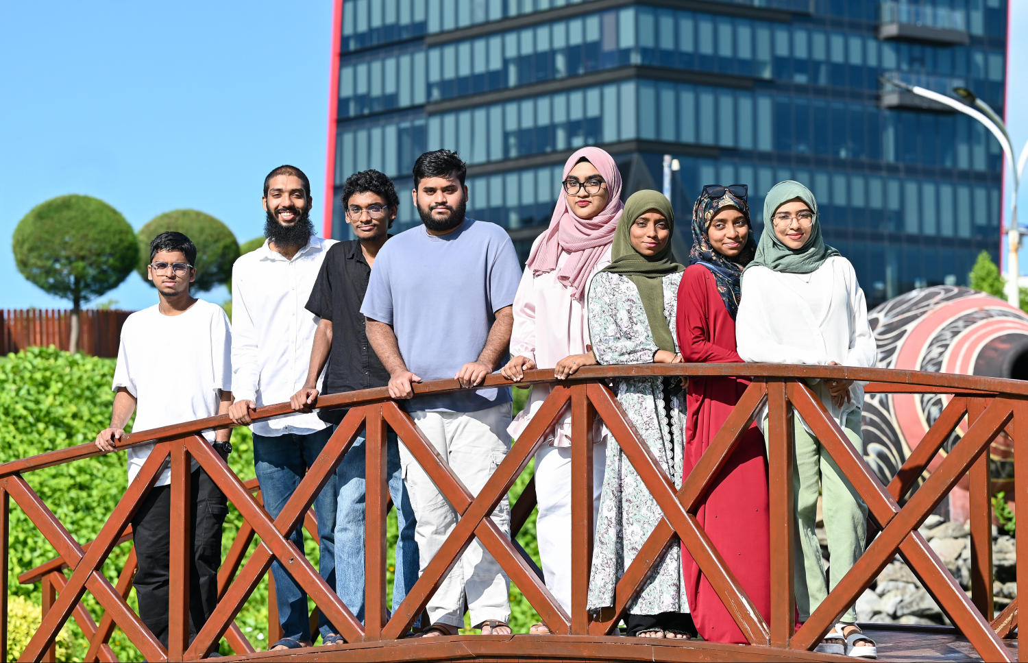 ލަތީފާއަށް މާމަ ކިޔާ ކުދިންގެ ތެރެއިން މިހާތަނަށް އޯލެވެލް ނިންމި އަށް ކުދިން. މި ހުރިހާ ކުދިން ވެސް ވަނީ އޯ ލެވެލްގެ ގަދަ 10ގައި ހިމެނިފައި.-- ފޮޓޯ: ފަޔާޒު މޫސާ/ މިހާރު