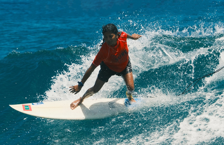 ސާފިންގެ އަންހެން ޗެމްޕިއަންކަން އާޔާ އަށް