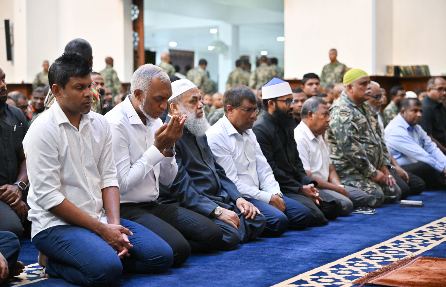 މި އަހަރުގެ ނަސްރުގެ ދުވަސް ފާހަގަކުރުން ފެށުމަށް ނޮވެމްބަރު 3 ވަނަ ދުވަހުގެ ފަތިސް ނަމާދުގައި ރައީސް މުއިއްޒު ބައިވެރިވެވަޑައިގަންނަވަނީ.---ފޮޓޯ: ރައީސް އޮފީސް