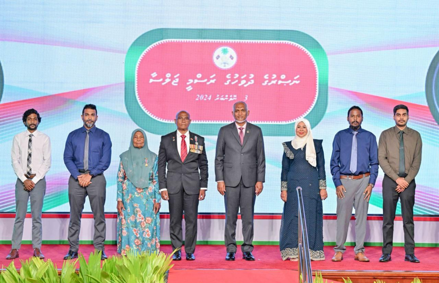 މޫސާ ޖަލީލަށް ނިޝާން އަސްކަރީ ވެރިކަމުގެ އިއްޒަތް މިރޭ އެރުވުމަށް ފަހު، އޭނާ އާއި އާއިލާގެ ބޭފުޅުންނާ އެކު ރައީސް މުއިއްޒު ފޮޓޯފުޅެއް ނަންގަވަނީ.---ފޮޓޯ: ރައީސް އޮފީސް