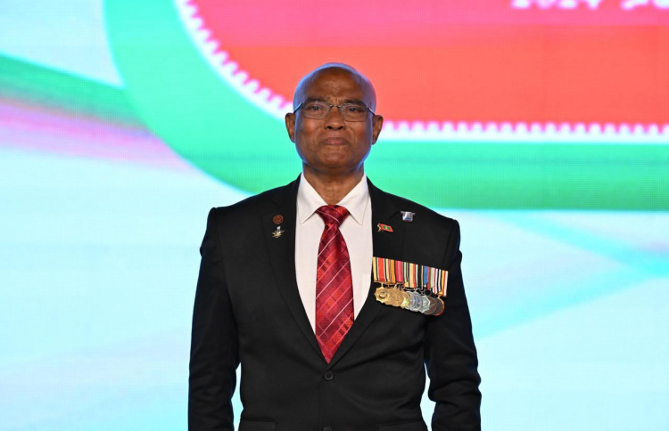 އިއްޒަތުގެ ޝަރަފާއެކު މޫސާ އަލީ ޖަލީލުގެ ލޮލުން ކަރުނަ