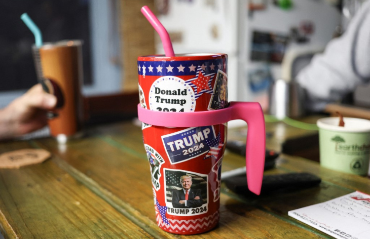 ކަރުދާސް ހޮޅި ދޫކޮށް ޕްލާސްޓިކަށް ދާނަން: ޓްރަމްޕް