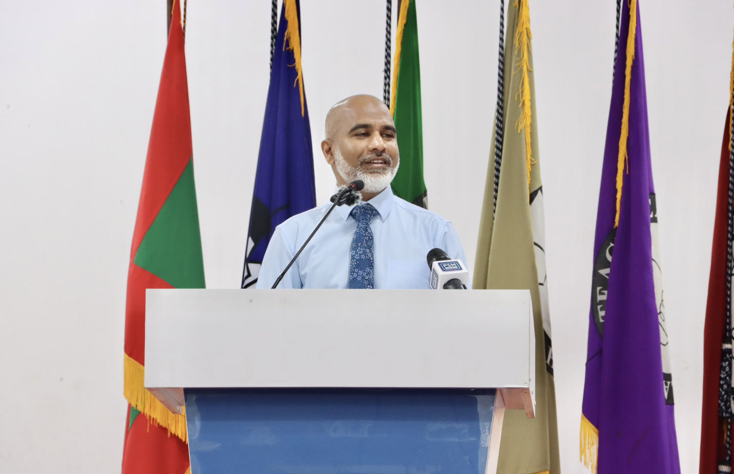 ކޫލް ސްކޫލް ޕްރޮޖެކްޓަށް ޗައިނާ އެމްބަސީ އިން ހަދިޔާކުރި އޭސީ ތަކާ ހަވާލުވުމަށްފަހު އެޑިޔުކޭޝަން މިނިސްޓަރު ޑރ. އިސްމާއިލް ޝަފީއު ވާހަކަ ދައްކަވަނީ-- ފޮޓޯ: މިނިސްޓްރީ