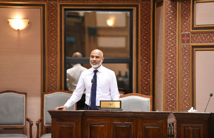 "ހެއްކެއް ނެތި 300 މުވައްޒަފުންނަށް އަދަބު ދިން"