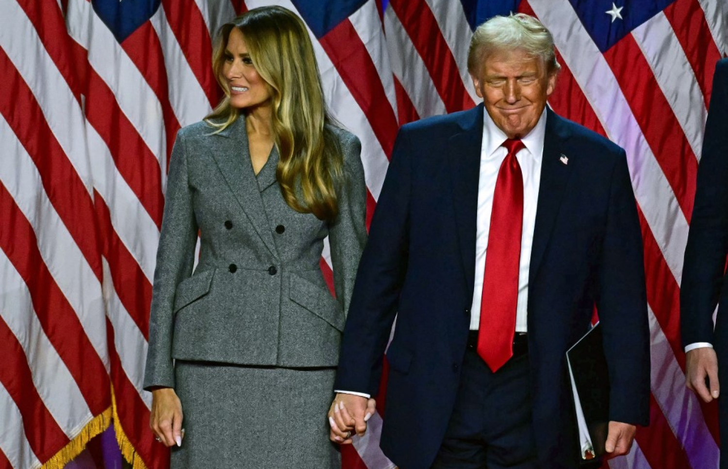 ރިޔާސީ އިންތިހާބު ކާމިޔާބުވެއްޖެ ކަމަށް އިއުލާނުކުރައްވައި، އެމެރިކާގެ ކުރީގެ ރައީސް ޑޮނަލްޑް ޓްރަމްޕްގެ ދެކަނބަލުން މިއަދު ސަޕޯޓަރުންނާ ބައްދަލުކުރައްވަނީ. -- ފޮޓޯ: އޭއެފްޕީ