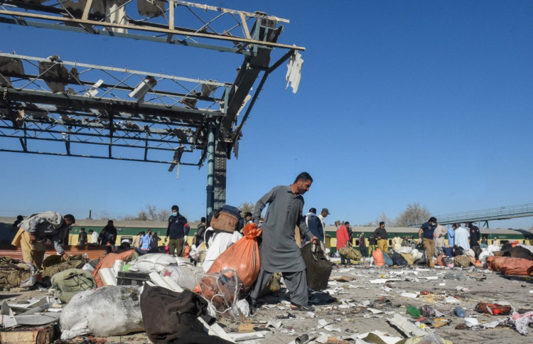 ޕާކިސްތާނު ސިފައިންނަށް ހަމަލާދީ 18 މީހަކު މަރާލައިފި