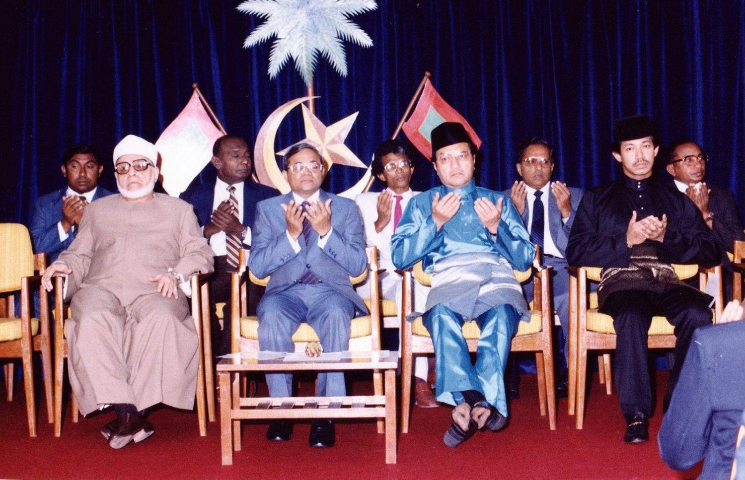 އިސްލާމީ މަރުކަޒު ހުޅުވުމަށް ބޭއްވި ރަސްމިއްޔާތުގައި މައުމޫން އަދި އެ ރަސްމިއްޔާތަށް ވަޑައިގެންނެވި މެލޭޝިއާގެ އޭރުގެ ބޮޑުވަޒީރު މަހާތީރާއި އޭރުގެ ޝޭހް އަޒްހަރު ޖާދުލް ހައްގު އަލީ ޖާދުލް ހައްގު ބައިވެރިވެވަޑައިގަންނަވަނީ