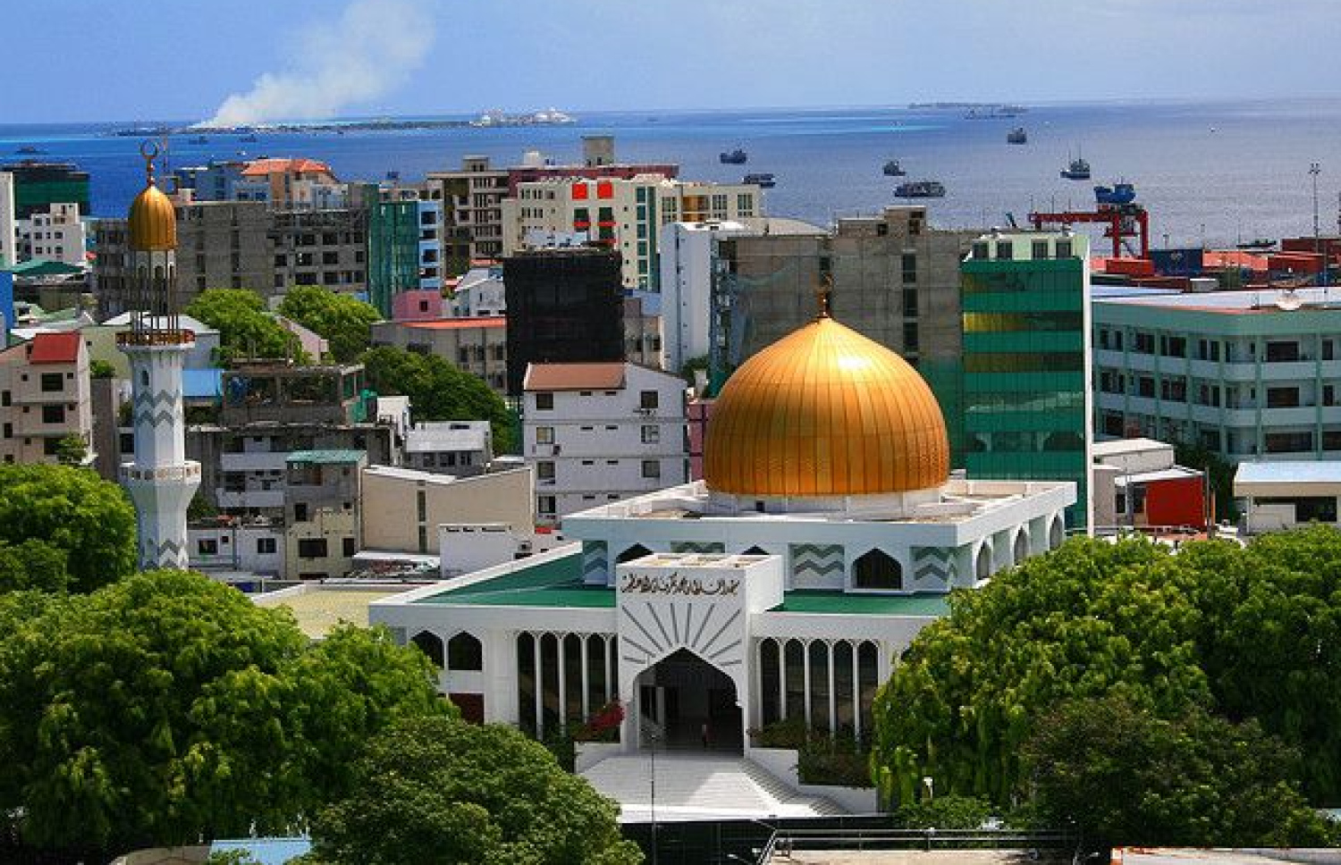 އިސްލާމީ މަރުކަޒުގެ ގުއްބު އާއި މުންނާރު: މިއީ ރާއްޖޭގެ އިސްލާމީ ވަންތަކަމުގެ ރަމްޒު.