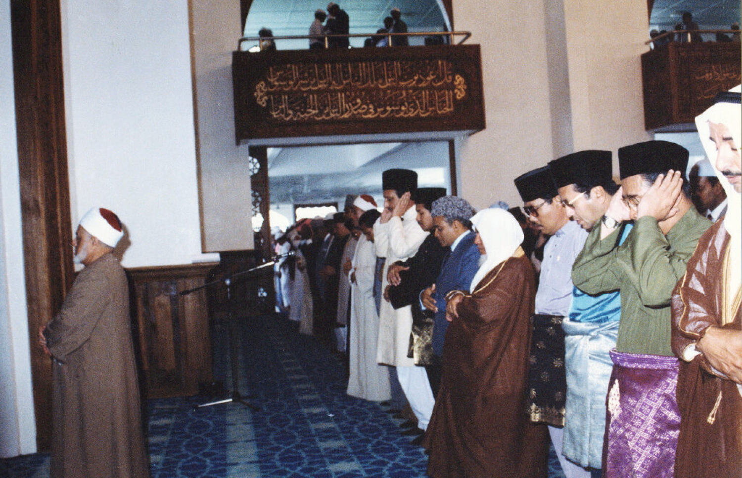 ނޮވެމްބަރު 11، 1984 ގައި އިސްލާމީ މަރުކަޒު ހުޅުއްވުމުގެ ރަސްމިއްޔާތަށް ފަހު، އޭރުގެ ޝޭހް އަޒްހަރު ޖާދުލް ހައްގު އަލީ ޖާދުލް ހައްގު އިމާމްވެ އެ ދުވަހުގެ މެންދުރު ނަމާދު ކުރައްވަނީ.