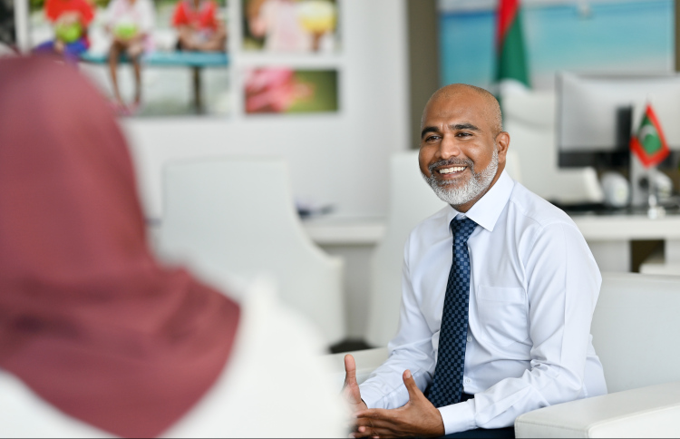 ސްކޫލުތަކަށް ޓީޗަރުންނާއި ފޮތްތައް ހަމަވާނެ: މިނިސްޓަރު