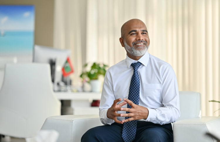 މީގެ ކުރިން "މިހާރު"އަށް ދިން އިންޓަވިއުއެއްގައި އެޑިއުކޭޝަން މިނިސްޓަރު ޑރ. އިސްމާއިލް ޝަފީއު ވާހަކަދައްކަވަނީ.-- ފޮޓޯ: މިހާރު