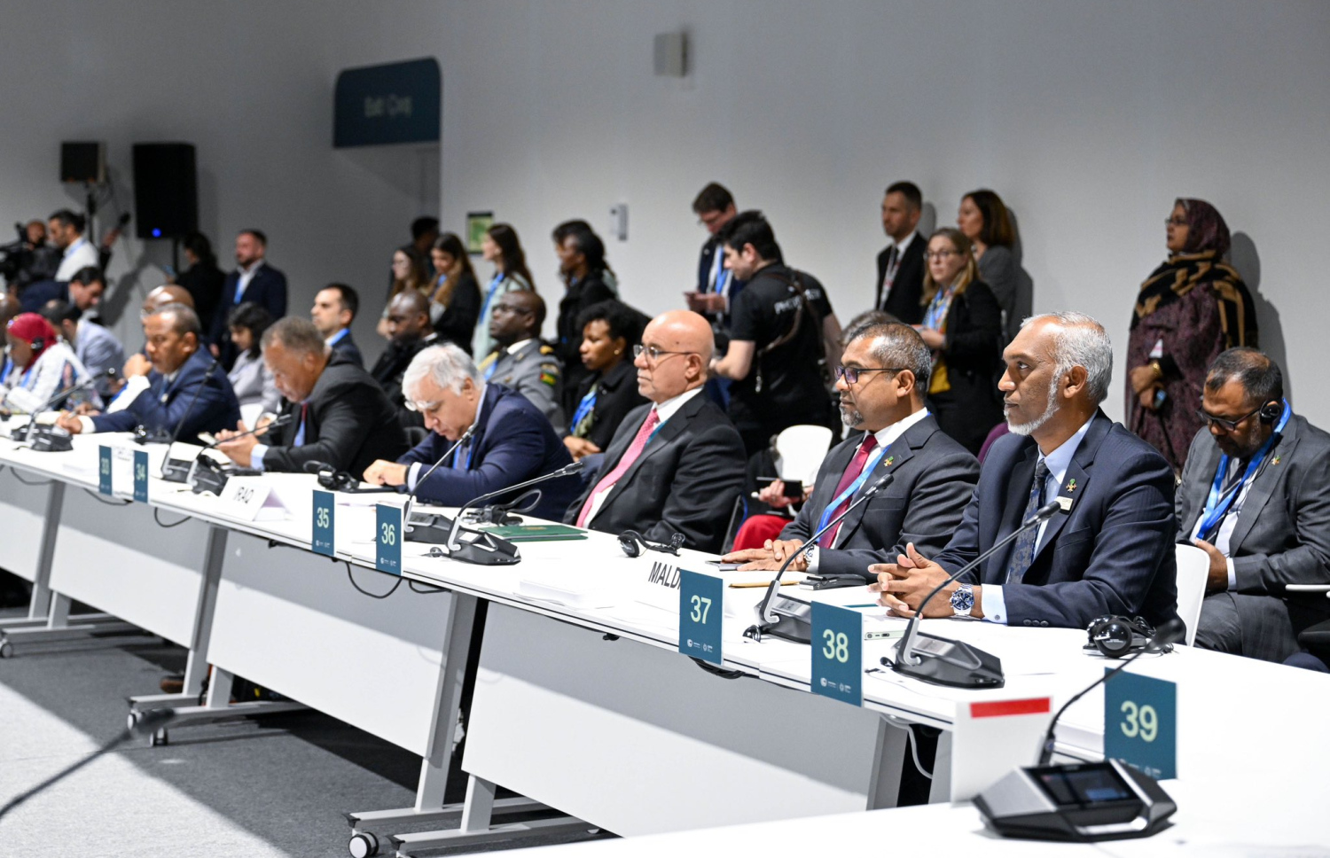 އަޒަރުބައިޖާނުގައި މިހާރު ކުރިއަށްދާ ކޮޕްގެ 29 ސަމިޓުގެ ތެރެއިން، ކްލައިމެޓް ފައިނޭންސް އާ ގުޅޭގޮތުން ބޭއްވި އިސްވެރިންގެ ބައްދަލުވުމުގައި ރައީސް ޑރ. މުއިއްޒު. --ފޮޓޯ: ރައީސް އޮފީސް