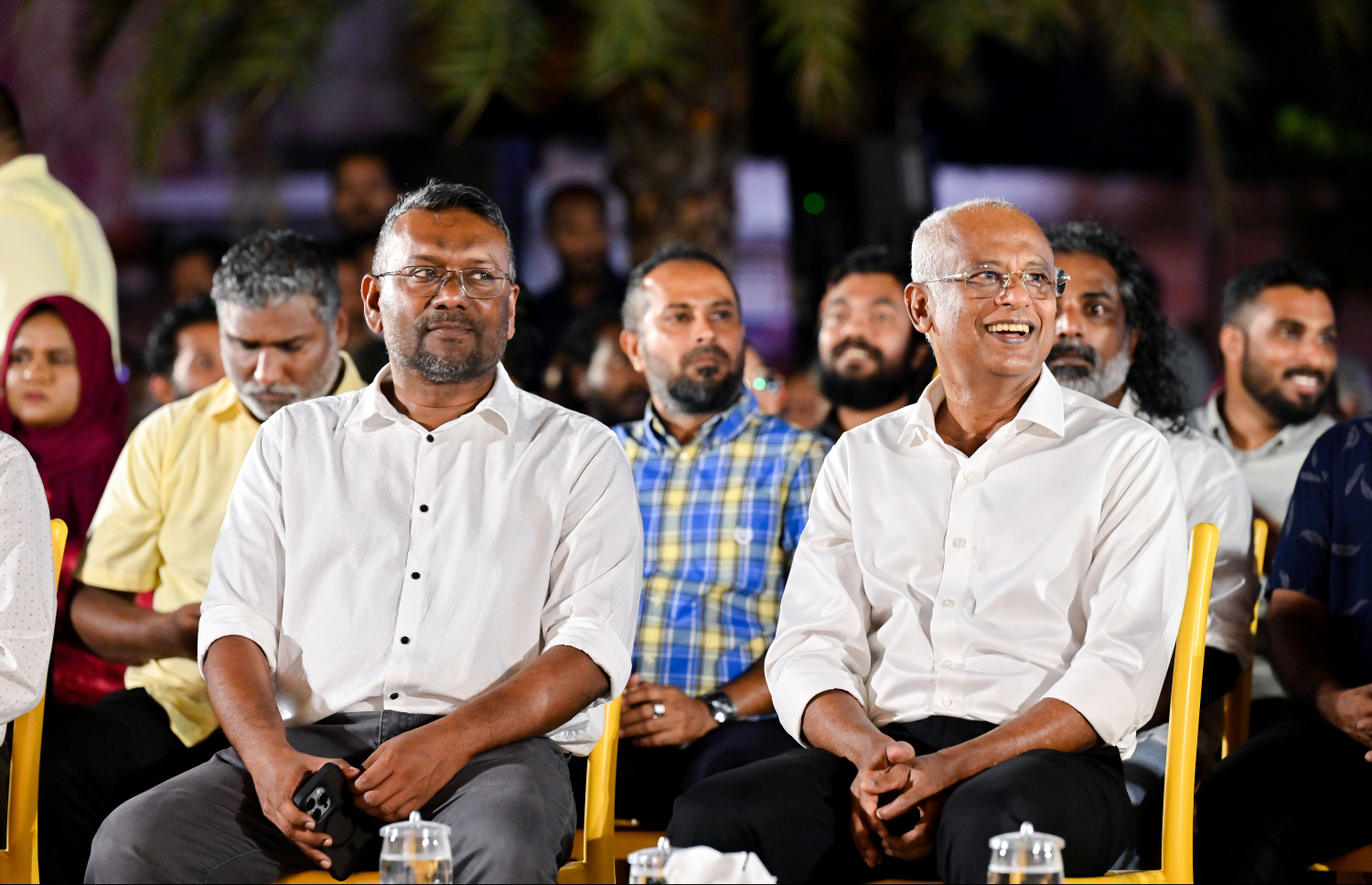 "ފުދިއްޖެ. ފުނޑިއްޖެ" ނަމުގައި އިދިކޮޅު އެމްޑީޕީން ރޭ ކާނިވާ ސަރަހައްދުގައި ބޭއްވި ޖަލްސާގައި ކުރީގެ ރައީސް އިބޫ އާއި އެމްޑީގެ ޗެއާޕާސަން ފައްޔާޒް އިސްމާއިލް ބައިވެރިވެވަޑައިގަންނަވަނީ.-- ފޮޓޯ: ނިޝާން އަލީ | މިހާރު