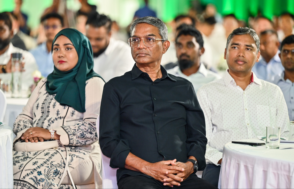 މަޝްހޫރު ވިޔަފާރިވެރިޔާ އަދި ރައީސް ޑރ. މުހައްމަދު މުއިއްޒުގެ ބިޒްނަސް އެޑްވައިޒަރު މުހައްމަދު އަލީ ޖަނާހް، އެޗްޑީސީއިން ބޭއްވި "ޓްރާންސްފޯމިން ޓުމޯރޯ" އިވެންޓްގައި ބައިވެރިވެވަޑައިގަންނަވަނީ.--- ފޮޓޯ: ފަޔާޒު މޫސާ | މިހާރު
