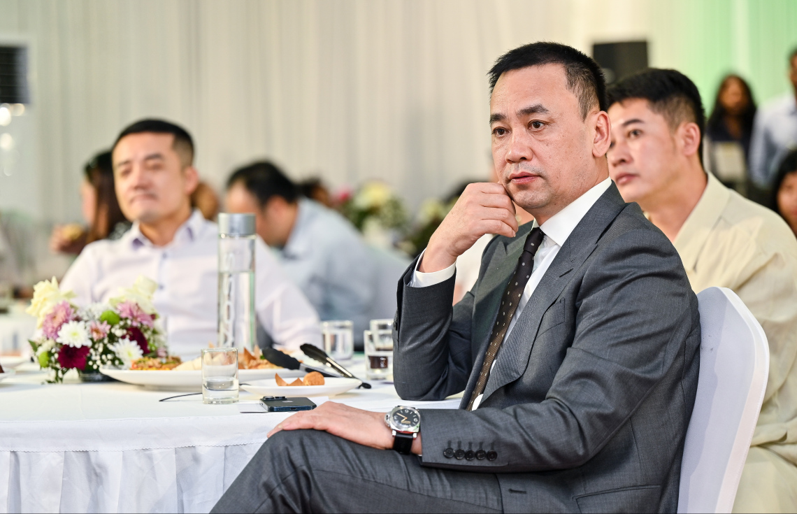 އެޗްޑީސީން ކުރިއަށް އޮތް ތަނުގައި ހިންގާނެ އެންމެ މުހިއްމު ޕްރޮޖެކްޓްތައް އިފުތިތާހު ކުރުމަށް ބޭއްވި ރަސްމިއްޔާތުގައި ބޭރު ގައުމުތަކުގެ ބައެއް އިންވެސްޓަރުން ބައިވެރިވަނީ---ފޮޓޯ: ފަޔާޒު މޫސާ | މިހާރު