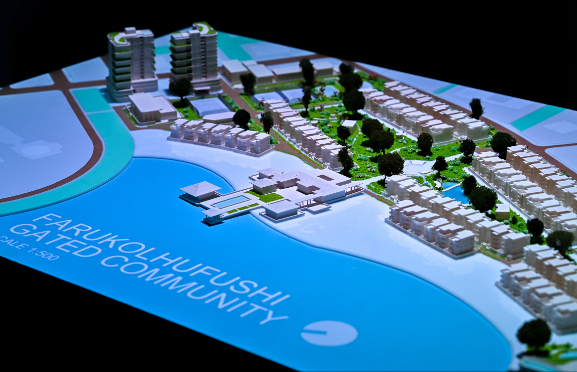 ފަރުކޮޅުފުށި ގޭޓެޑްގެ ނަމުގައި ތަރައްގީ ކުރާ ސަރަހައްދުގެ މޮޑެލްއެއް ދައްކާލަން ބަހައްޓާފައި.--- ފޮޓޯ: ފަޔާޒު މޫސާ | މިހާރު