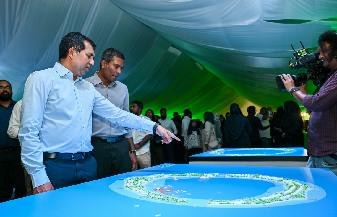 އެޗްޑީސީގެ 15 ޕްރޮޖެކްޓެއް އިފުތިތާހު ކުރުމަށް ބޭއްވި ރަސްމިއްޔާތަށް ފަހު، އެ ކުންފުނިން ތަރައްގީ ކުރާ ބައެއް ތަންތަނުގެ މޮޑެލްތައް މިނިސްޓަރު ސައީދު ބައްލަވާލައްވަނީ.--- ފޮޓޯ: ފަޔާޒު މޫސާ | މިހާރު