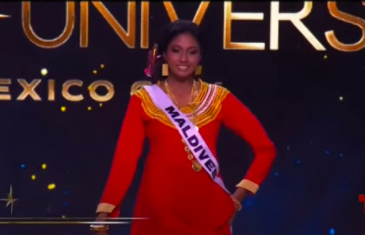 މިސް ޔުނިވާސްގައި ޝައިނާ ދައްކާލީ ދިވެހި ލިބާސް