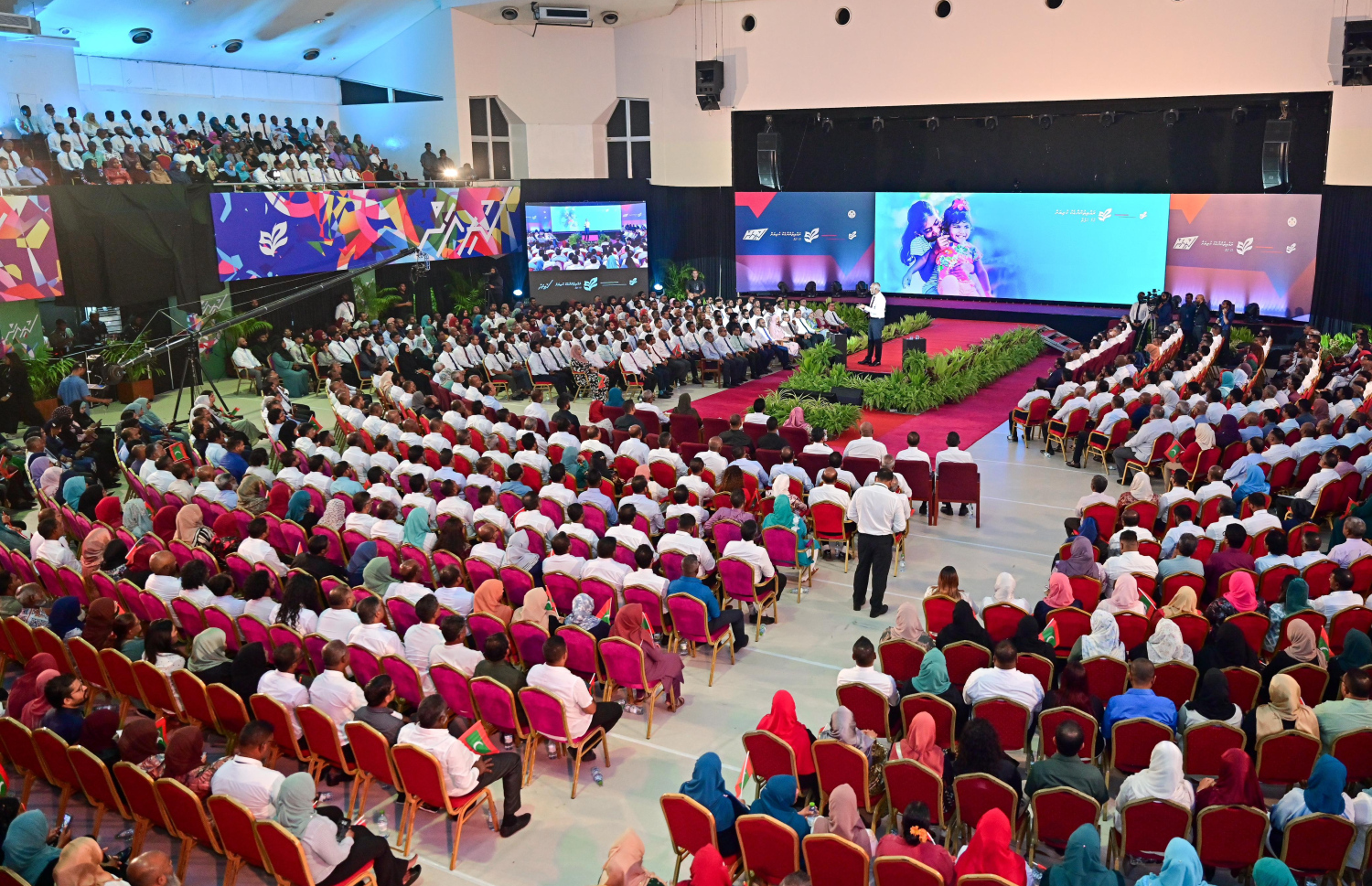 މި ސަރުކާރަށް އެއް އަހަރު ފުރުން ފާހަގަކުރުމަށް ސޯޝަލް ސެންޓަރުގައި ބޭއްވި ޖަލްސާ ކުރިއަށް ގެންދަނީ.---ފޮޓޯ: ފަޔާޒު މޫސާ| މިހާރު