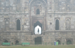 އިންޑިއާގެ ވެރިރަށް ނިއު ދިއްލީގެ ދުވަސްވީ އިމާރާތެއްގެ ތެރޭގައި މީހަކު ހުއްޓިލައިގެން: އެ ސިޓީގެ ނަން ބަދަލުކުރުމަށް، ވެރިކަންކުރާ ބީޖޭޕީގެ މަޖިލިސް މެންބަރަކު ވަނީ އެދިފައި. -- ފޮޓޯ: އޭއެފްޕީ