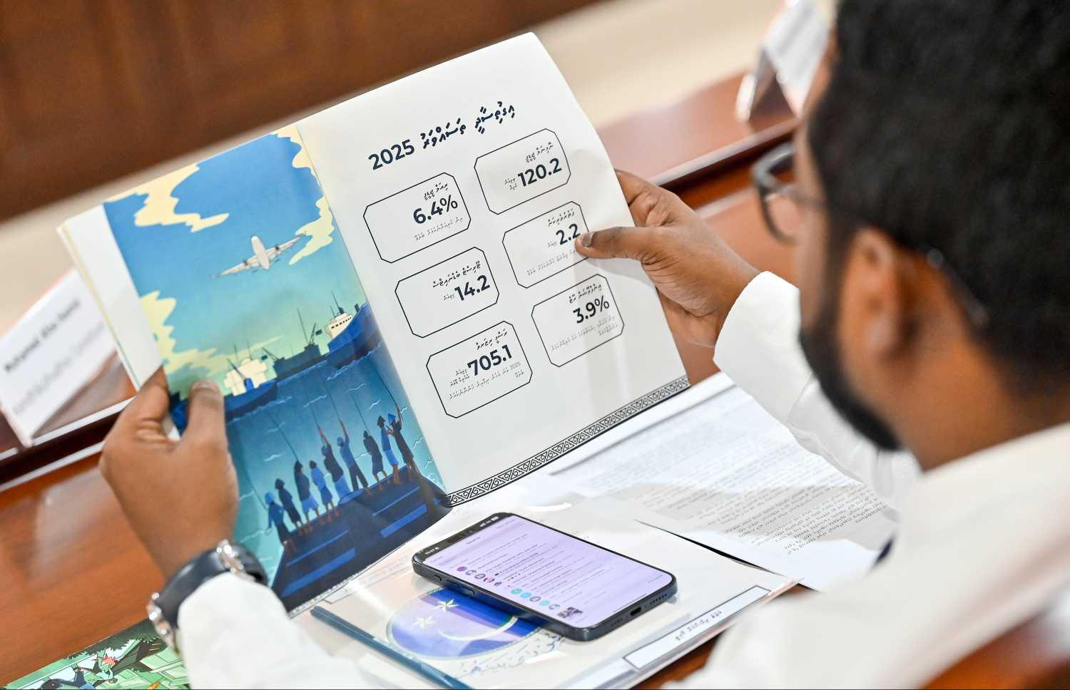 ބަޖެޓު ފޮތުގައި ހުރި ތަފްސީލުތައް މެންބަރަކު ބައްލަވަނީ -- ފޮޓޯ: ނިޝާން އަލީ / މިހާރު