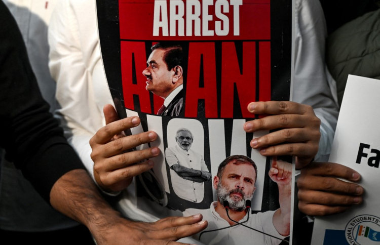 ބިލިއަނަރު އަދާނީއަށް އެމެރިކާއިން ދައުވާކޮށްފި