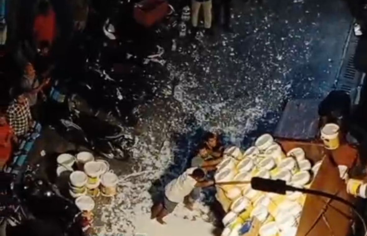 ޕިކަޕަކުން ކުލަ ފާޓާތަކެއް ވެއްޓި، މުޅި މަގުގައި ކުލަ