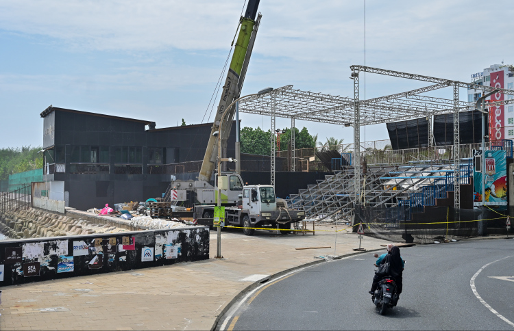 ބްރިޖް ޕްލެޓްފޯމް ރޫޅާލައި ސާފިން ސްޓޭޑިއަމެއް ހަދަނީ