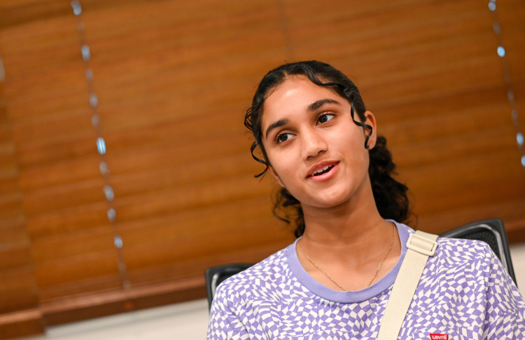 އީޝަލް: ކިޔެވުމުގައި ވިދަމުން، ކުޅިވަރުގައި ފިޔަޖަމުން