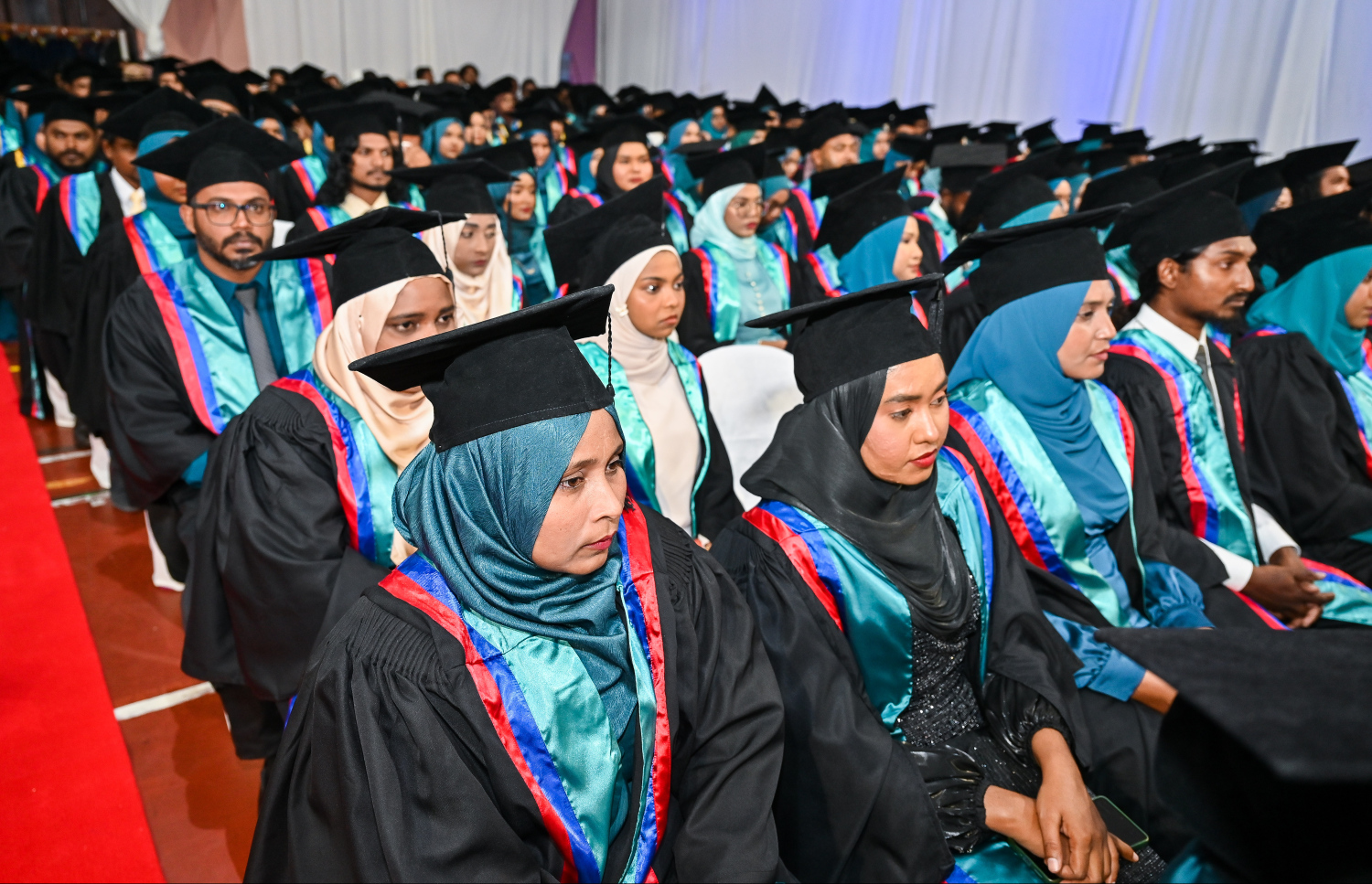 އެމްއައި ކޮލެޖުން ގްރެޖުއޭޓްވި ބައެއް ދަރިވަރުން ރޭގެ ހަފުލާގައި.---ފޮޓޯ: ފަޔާޒު މޫސާ| މިހާރު