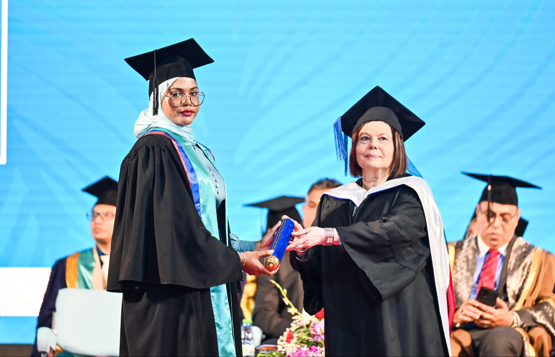 އެމްއައި ކޮލެޖުން ގްރެޖުއޭޓްވި ދަރިވަރަކާ ސެޓްފިކެޓް ހަވާލު ކޮށްދެއްވަނީ.--- ފޮޓޯ: ފަޔާޒު މޫސާ | މިހާރު