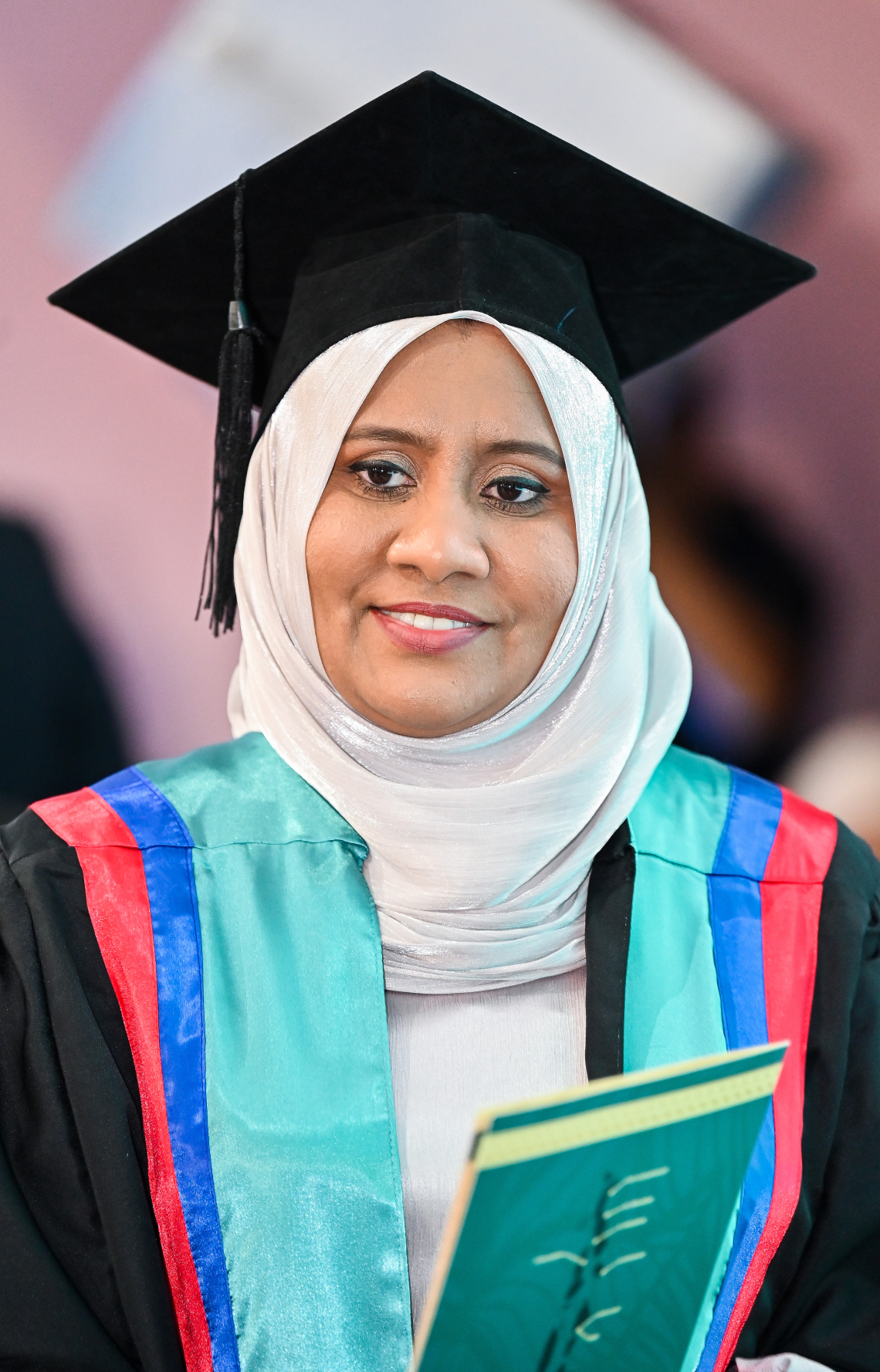 އެމްއައި ކޮލެޖްގެ ދަސްވެނިވުމުގެ ރަސްމިއްޔާތުގައި މި އަހަރު ދަސްވެނިވި ދަރިވަރަކު ސެޓްފިކެޓާ އެކު ފޮޓޯއަކަށް ހުއްޓިލައިގެން.--- ފޮޓޯ: ފަޔާޒު މޫސާ | މިހާރު