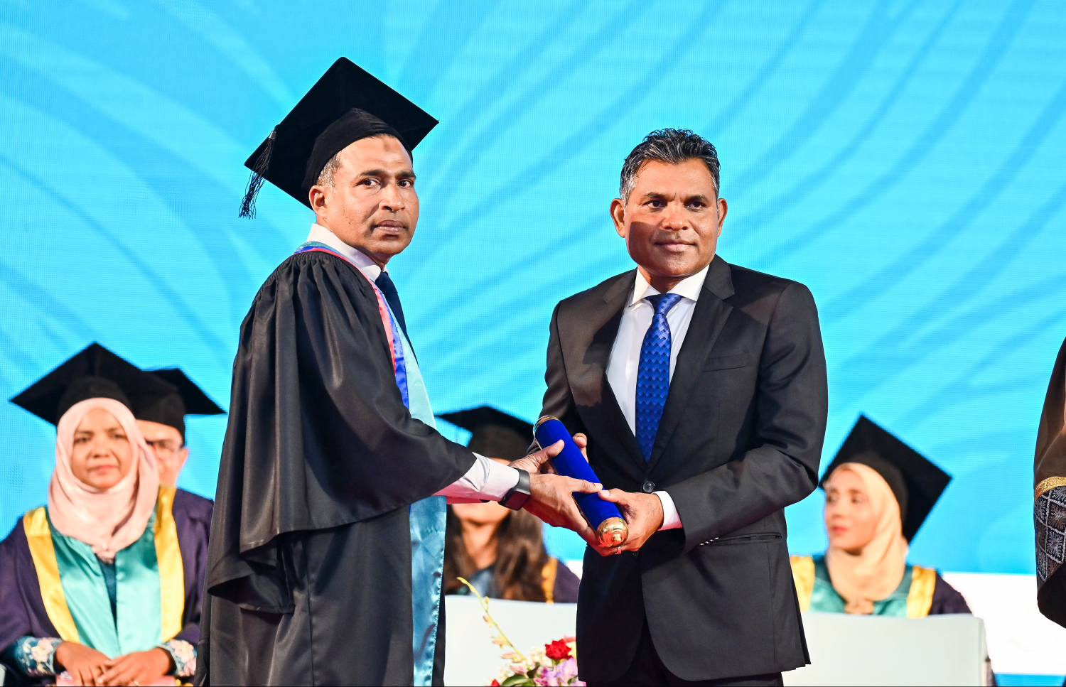 އެމްއައި ކޮލެޖްގެ ދަސްވެނިވި ދަރިވަރު އަދި މީޑިއާ ކައުންސިލްގެ ރައީސް އަހުމަދު މުސްތަފާއާ ކުރީގެ ނައިބު ރައީސް ފައިސަލް ރޭ ސެޓްފިކެޓް ހަވާލު ކޮށްދެއްވަނީ.--- ފޮޓޯ: ފަޔާޒު މޫސާ | މިހާރު