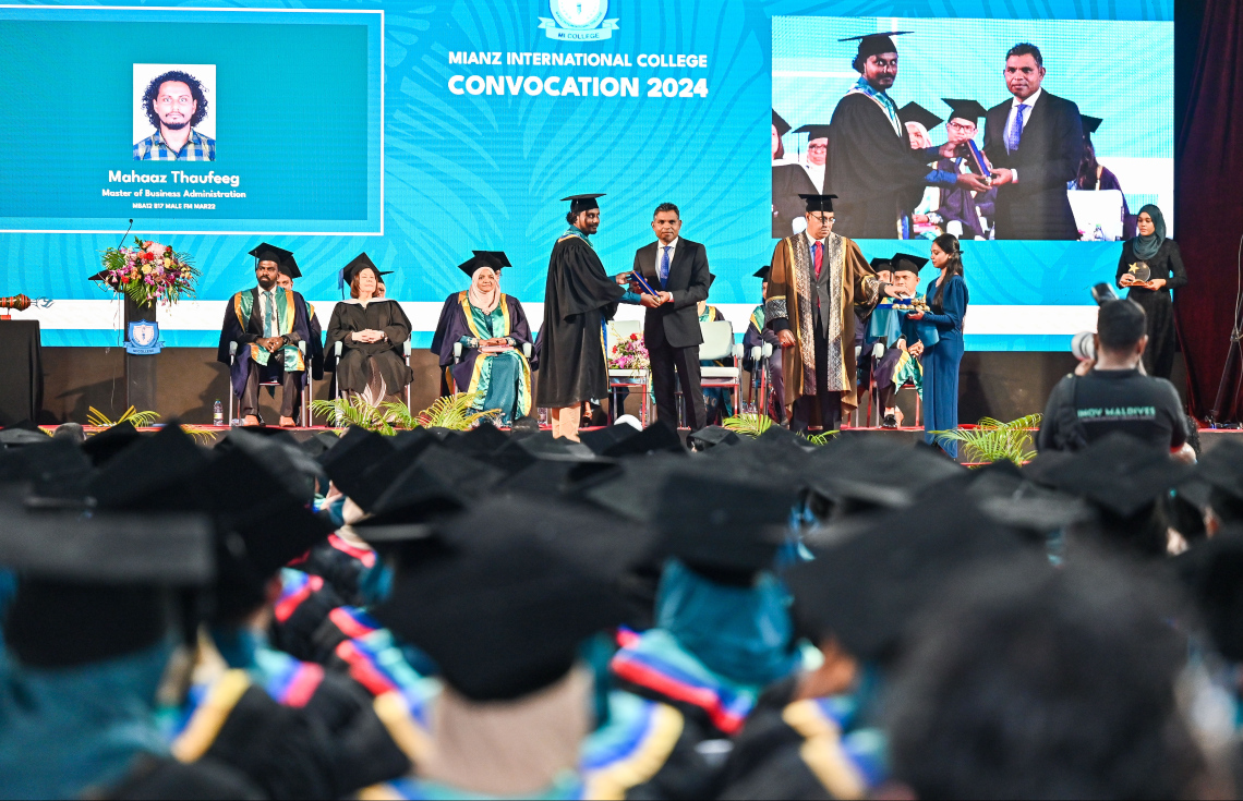 އެމްއައި ކޮލެޖުން މި އަހަރު ދަސްވެނިވި ދަރިވަރަކާ ކުރީގެ ނައިބު ރައީސް ފައިސަލް ނަސީމް ސެޓްފިކެޓް ހަވާލު ކޮށްދެއްވަނީ.--- ފޮޓޯ: ފަޔާޒު މޫސާ | މިހާރު