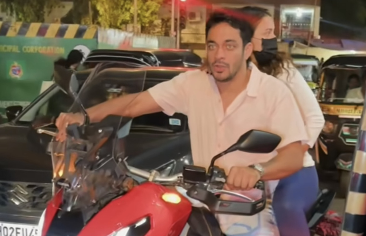 ތުރިޕްތީ ލޯބިވެރިޔާއާ އެކު ސައިކަލުގައި ހިނގައްޖެ