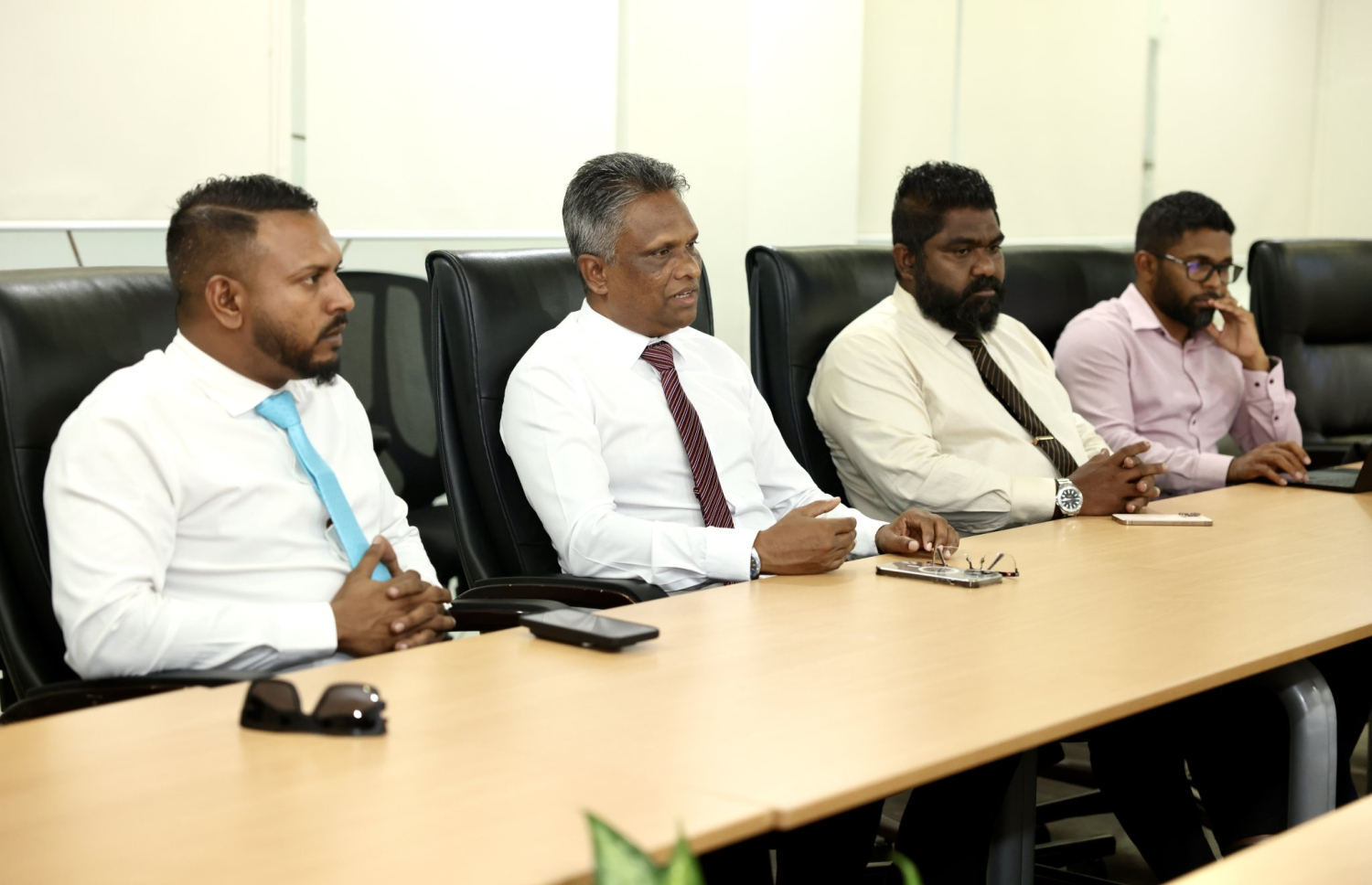 މާލެ ސިޓީ ކައުންސިލާއި އެޗްޑީސީ އިއްޔެ ބޭއްވި ބައްދަލުވުމުގައި މާލޭގެ މޭޔަރު އާދަމް އާޒިމާއި ކައުންސިލްގެ ބައެއް މެމްބަރުން  ބައިވެރިވަނީ -- ފޮޓޯ: މާލެ ސިޓީ ކައުންސިލް